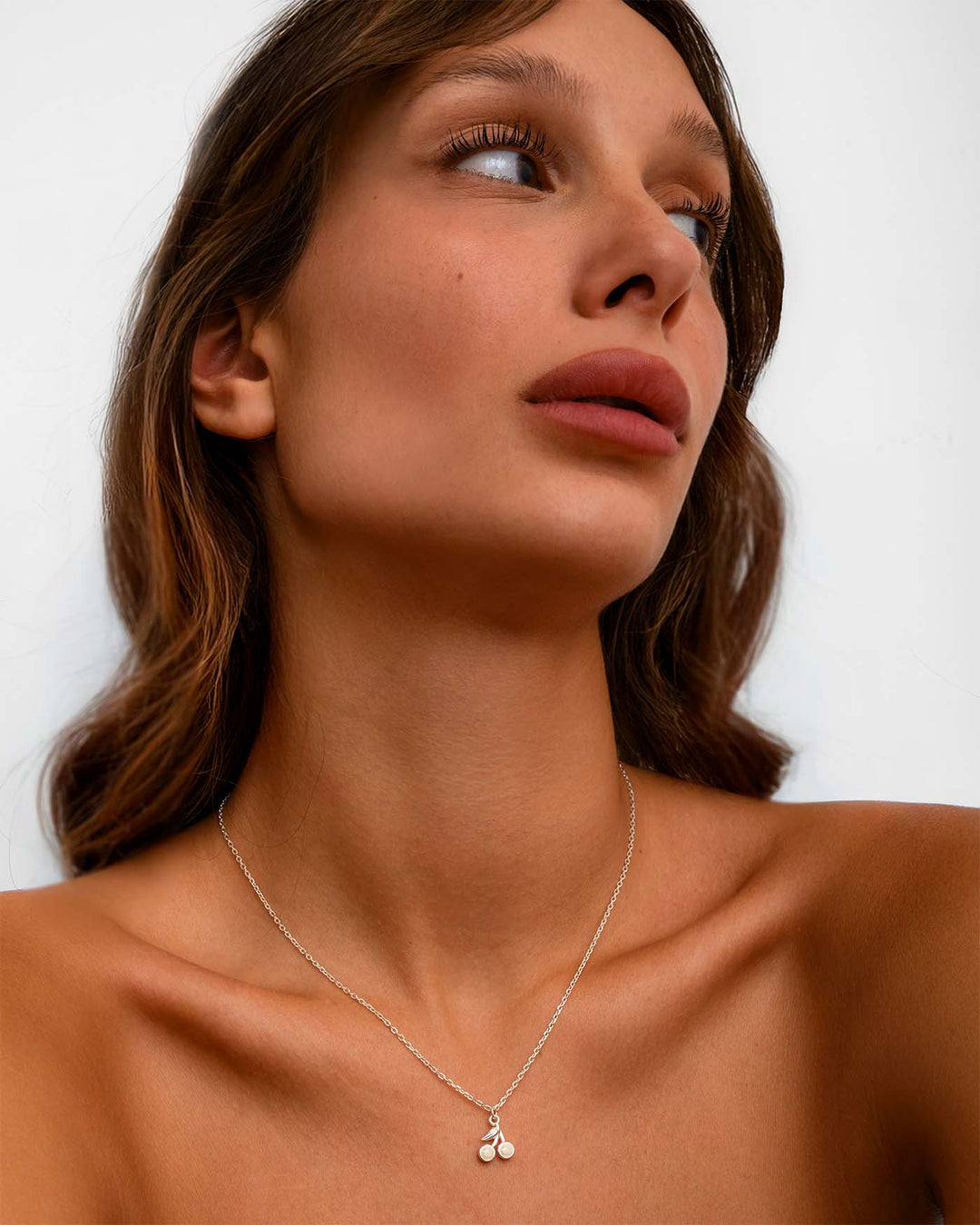 modella indossa Collana con Pendente Ciliegia argento