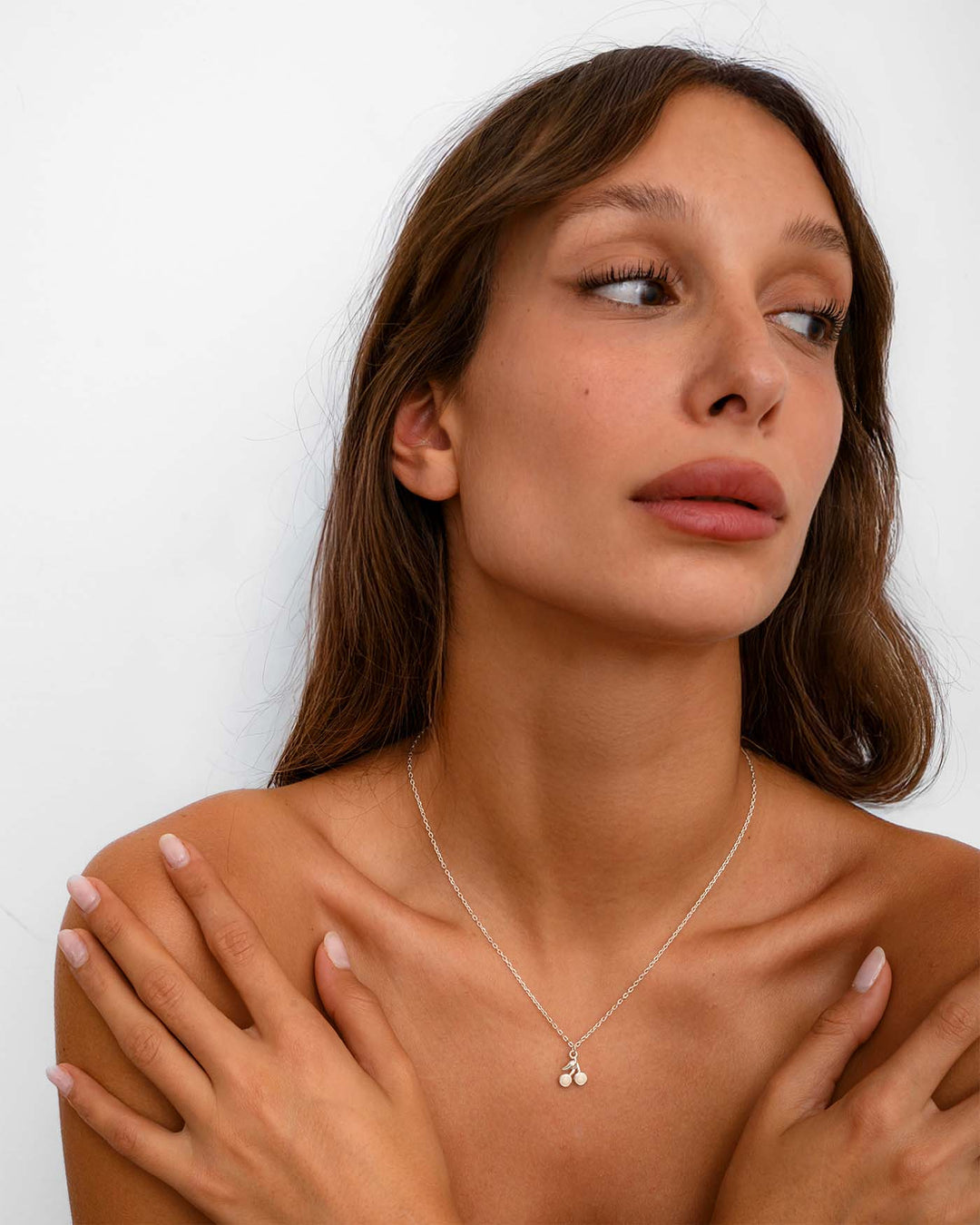 modella indossa Collana con Pendente Ciliegia argento