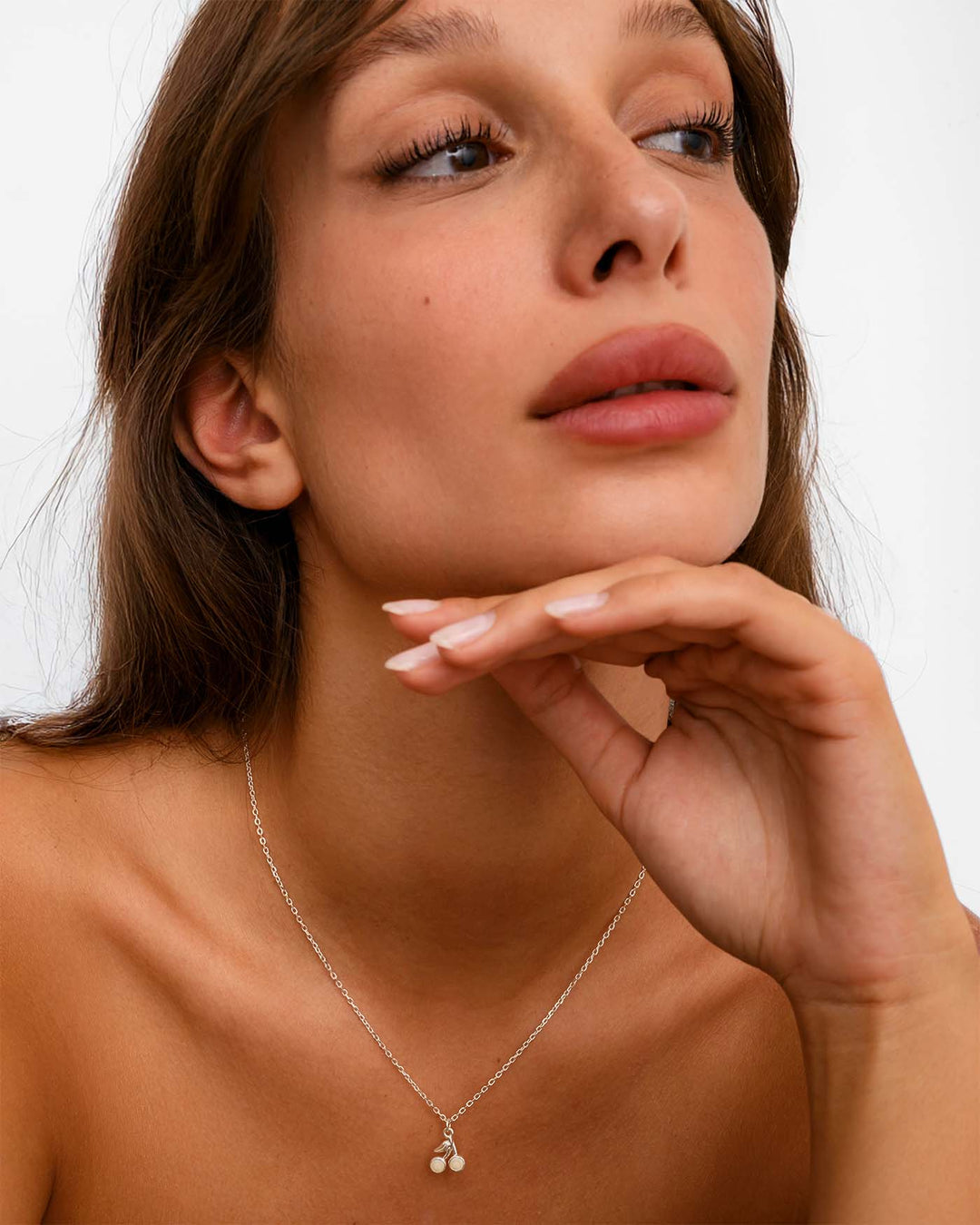 modella indossa Collana con Pendente Ciliegia argento