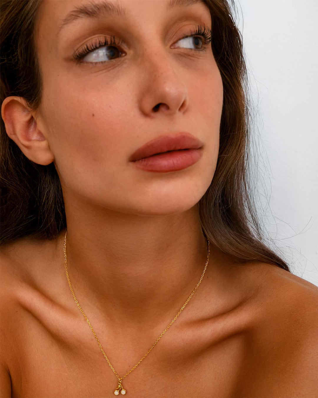 modella indossa Collana con Pendente Ciliegia oro