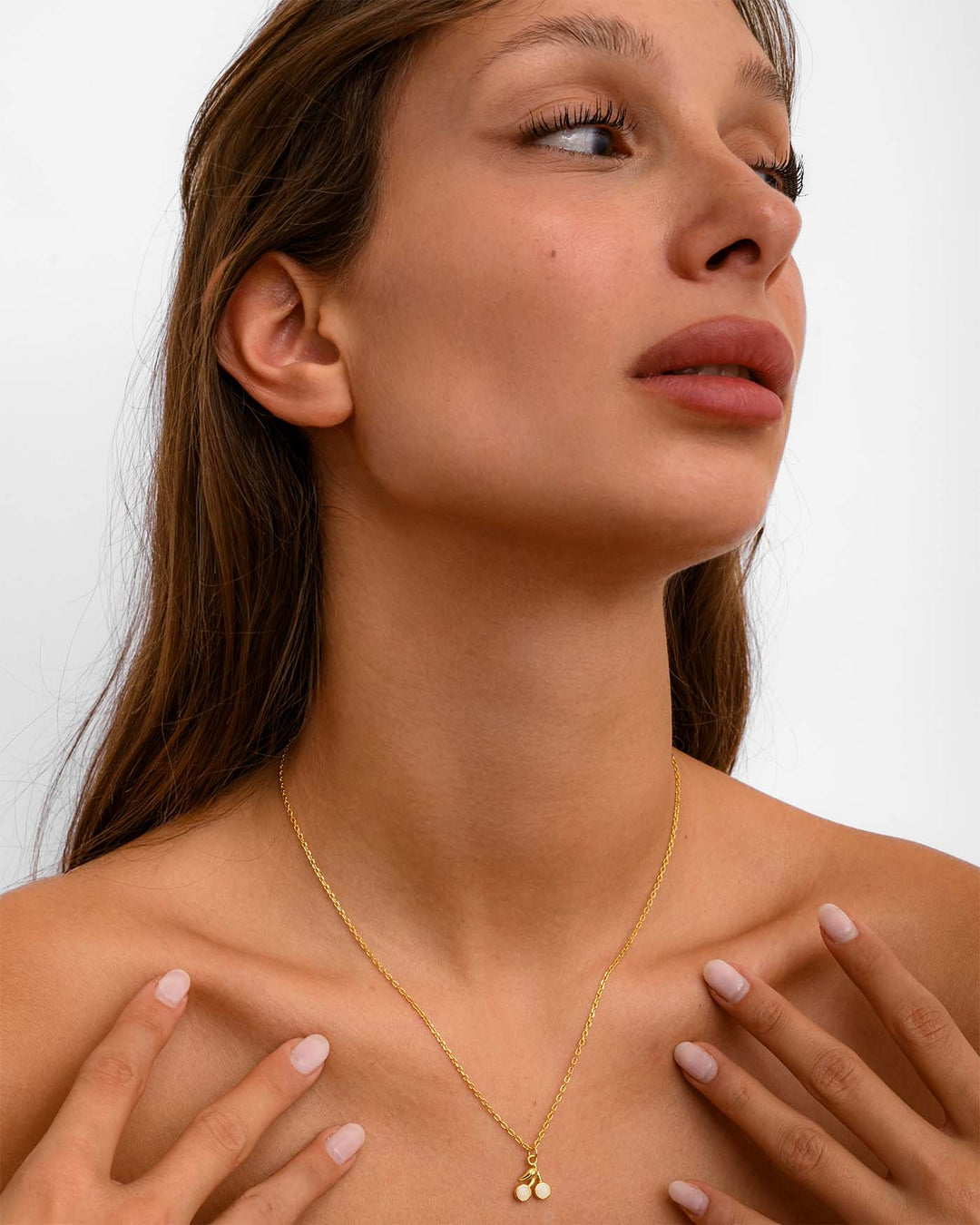modella indossa Collana con Pendente Ciliegia oro