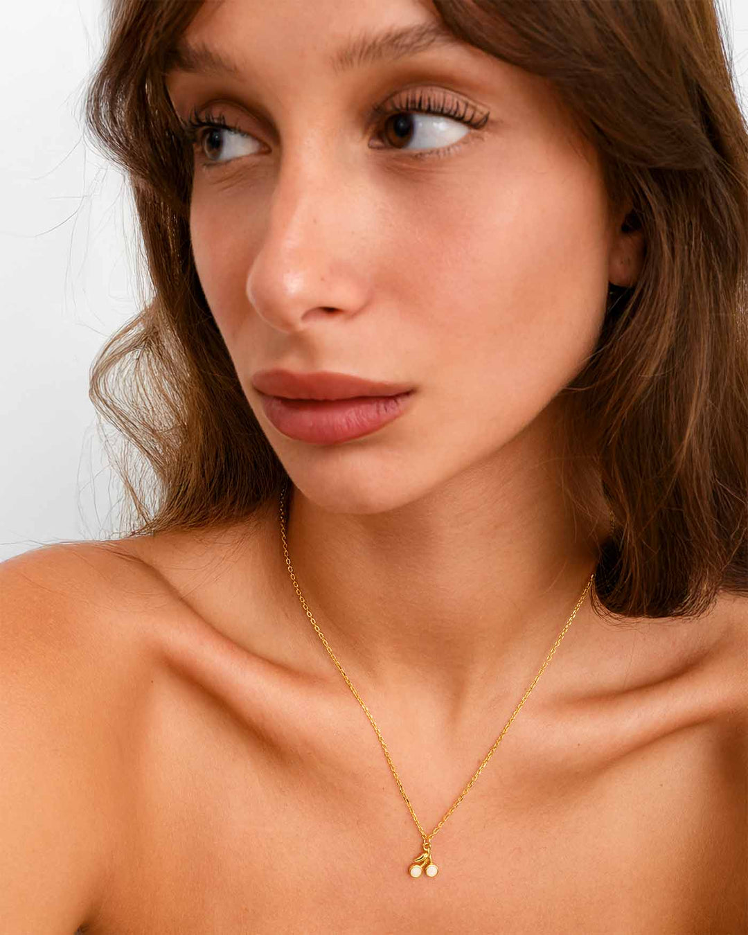 modella indossa Collana con Pendente Ciliegia oro