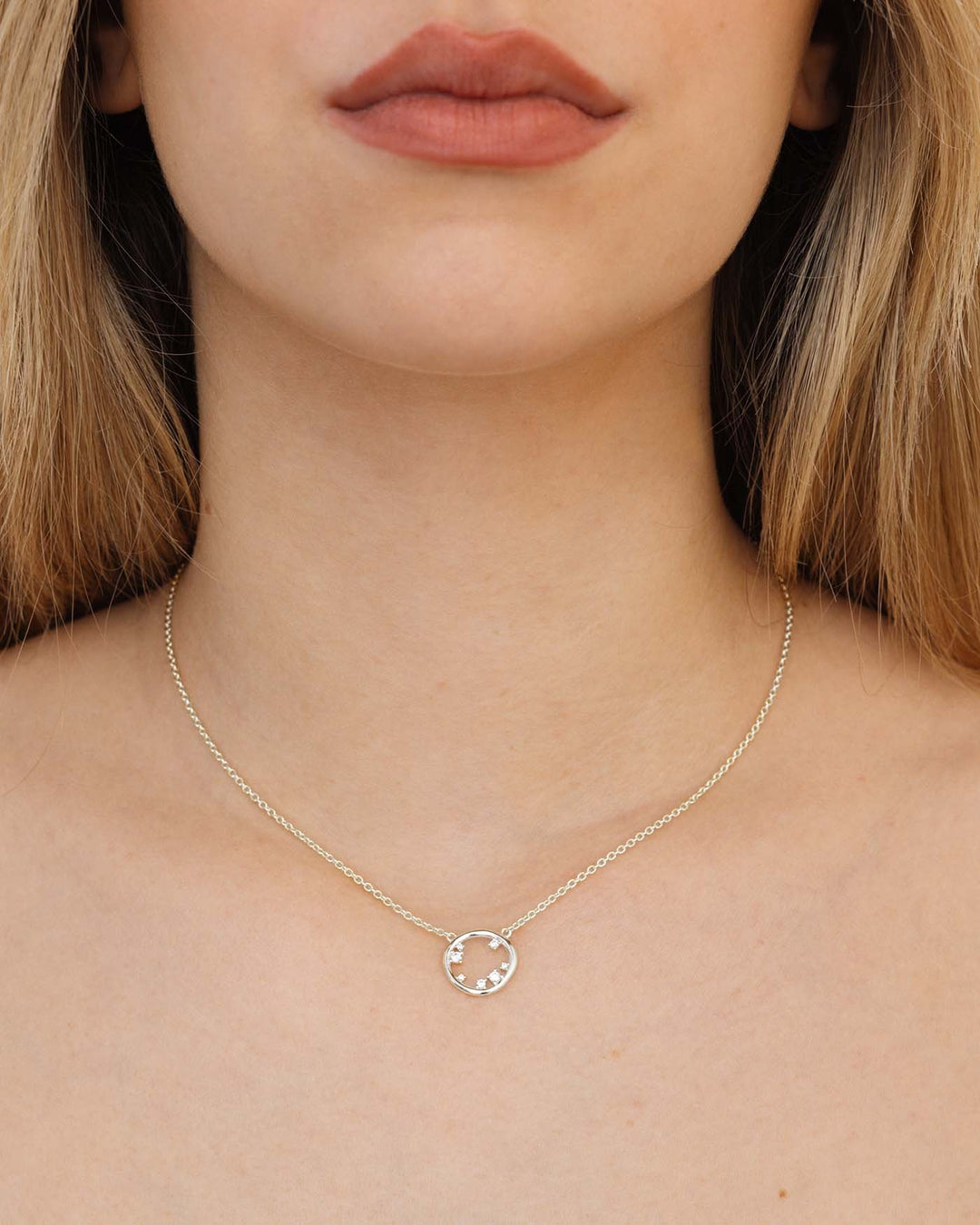 collana circle argento indossata
