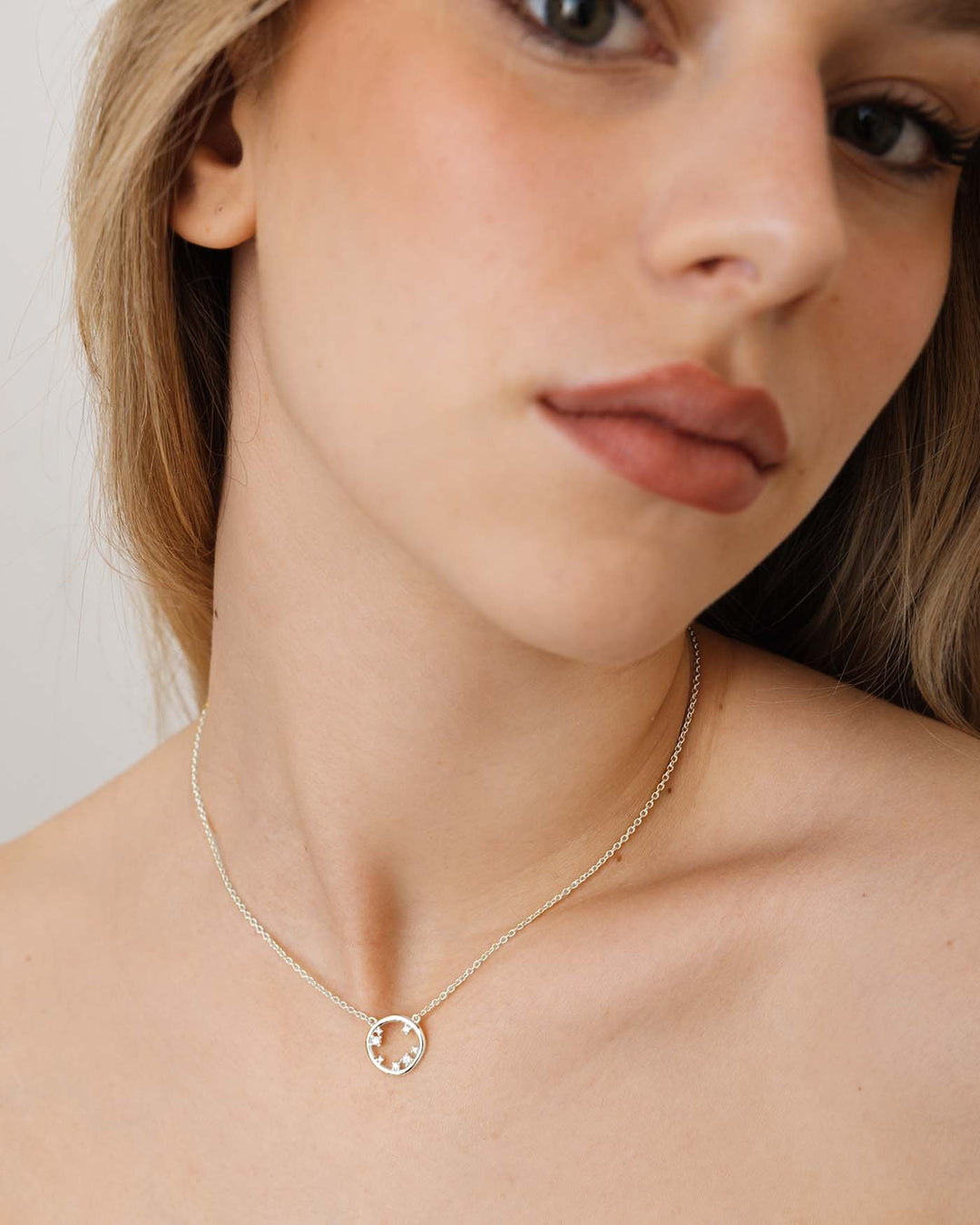 collana circle argento indossata su modella