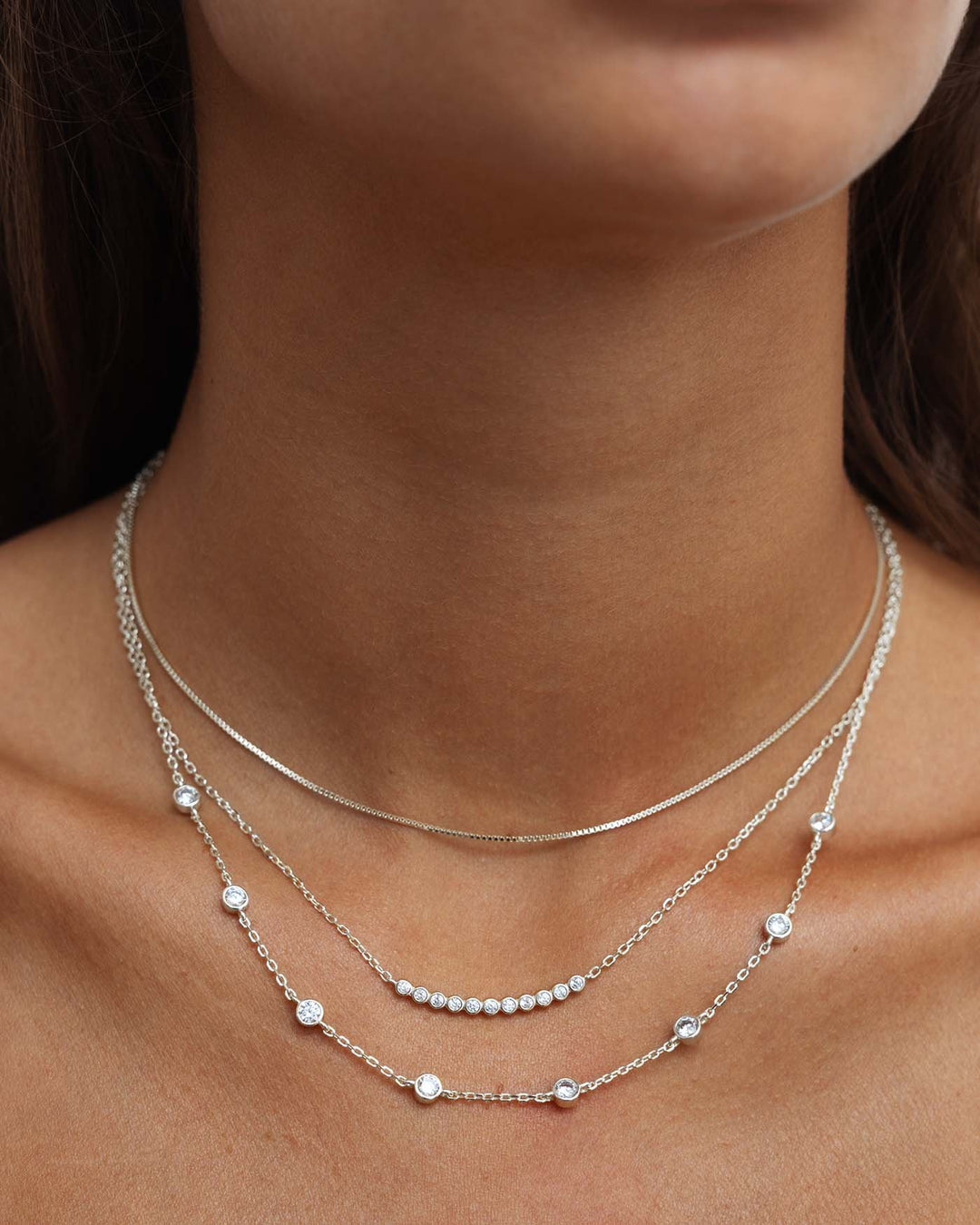 close up della collana multifilo a tre fili dea in argento indossata