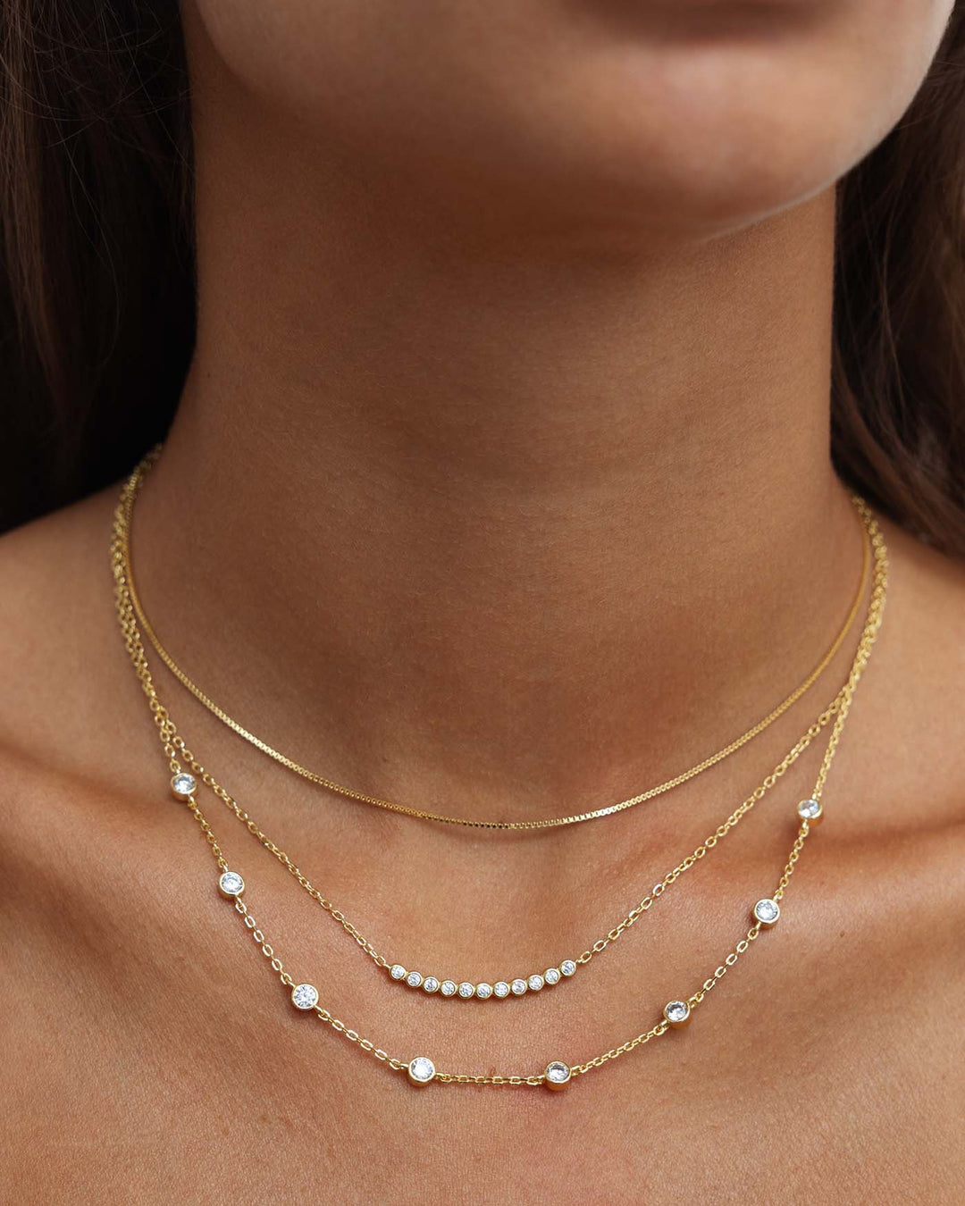 close up della collana multifilo a tre fili dea in argento placcato oro indossata