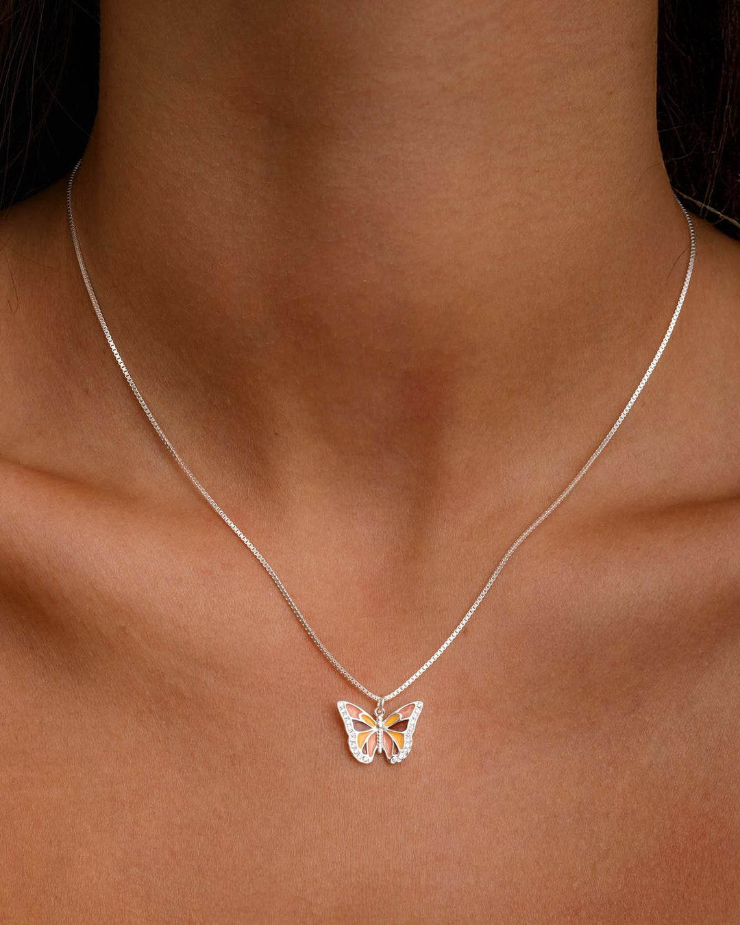 close up della collana farfalla argento indossata
