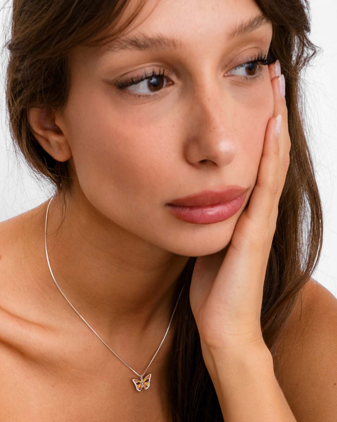 collana farfalla argento indossata su modella