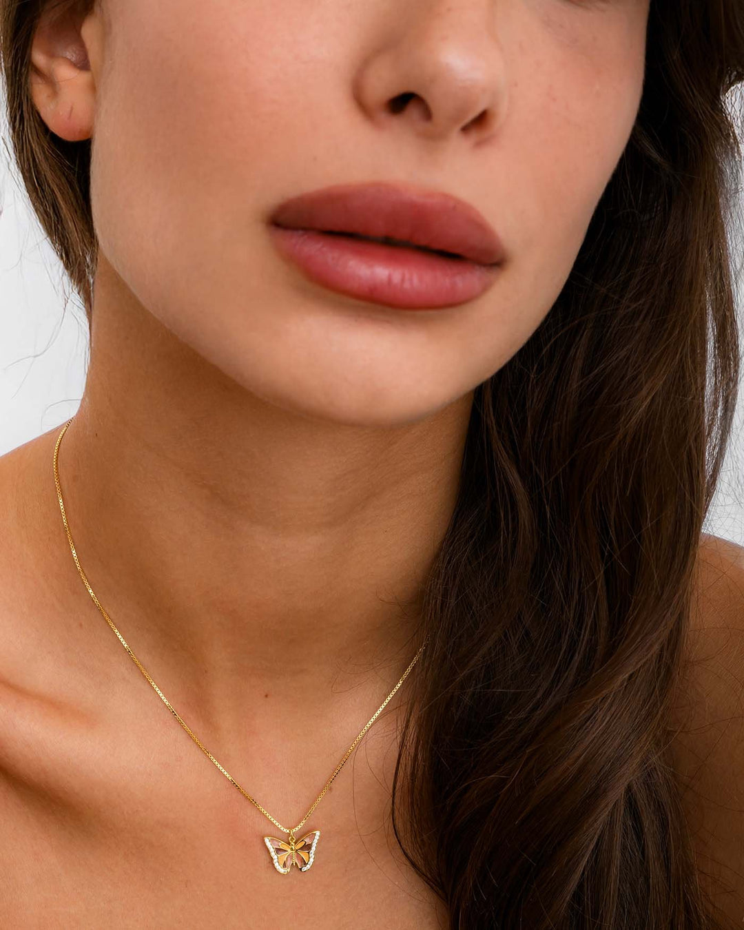 collana farfalla placcata oro indossata su modella