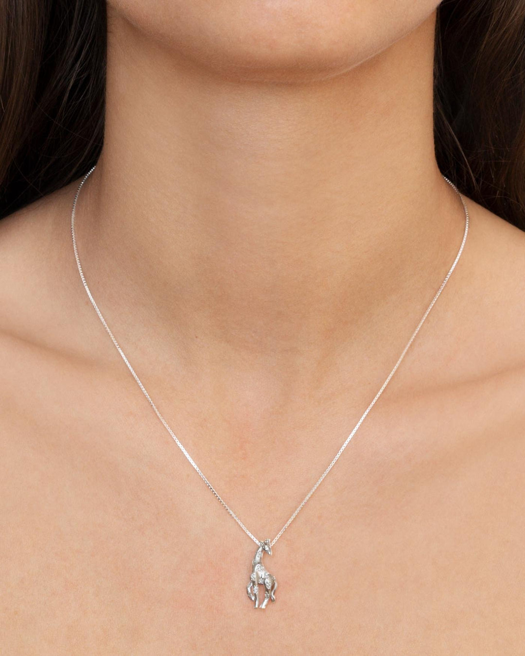 collana giraffa argento indossata
