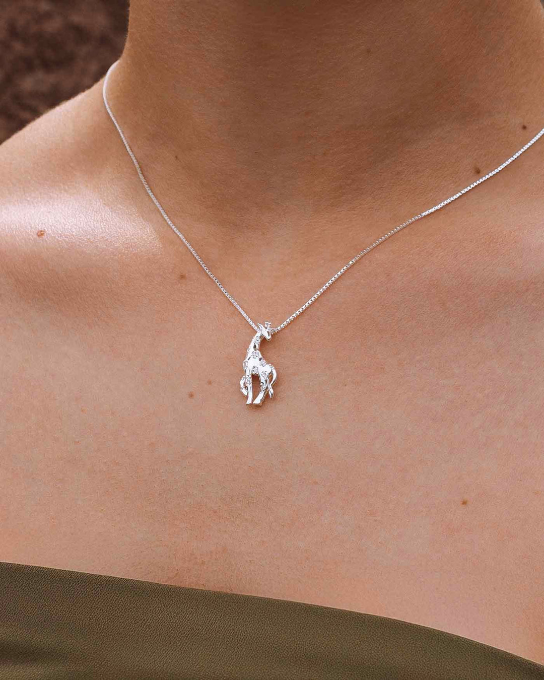 collana giraffa argento indossata su modella