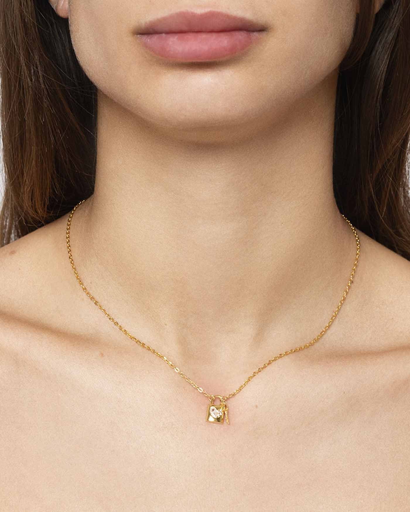 Collana con ciondolo a forma di lucchetto in oro 10K con zirconi cubici Collana con ciondolo a forma di lucchetto in oro 10K con zirconi cubici