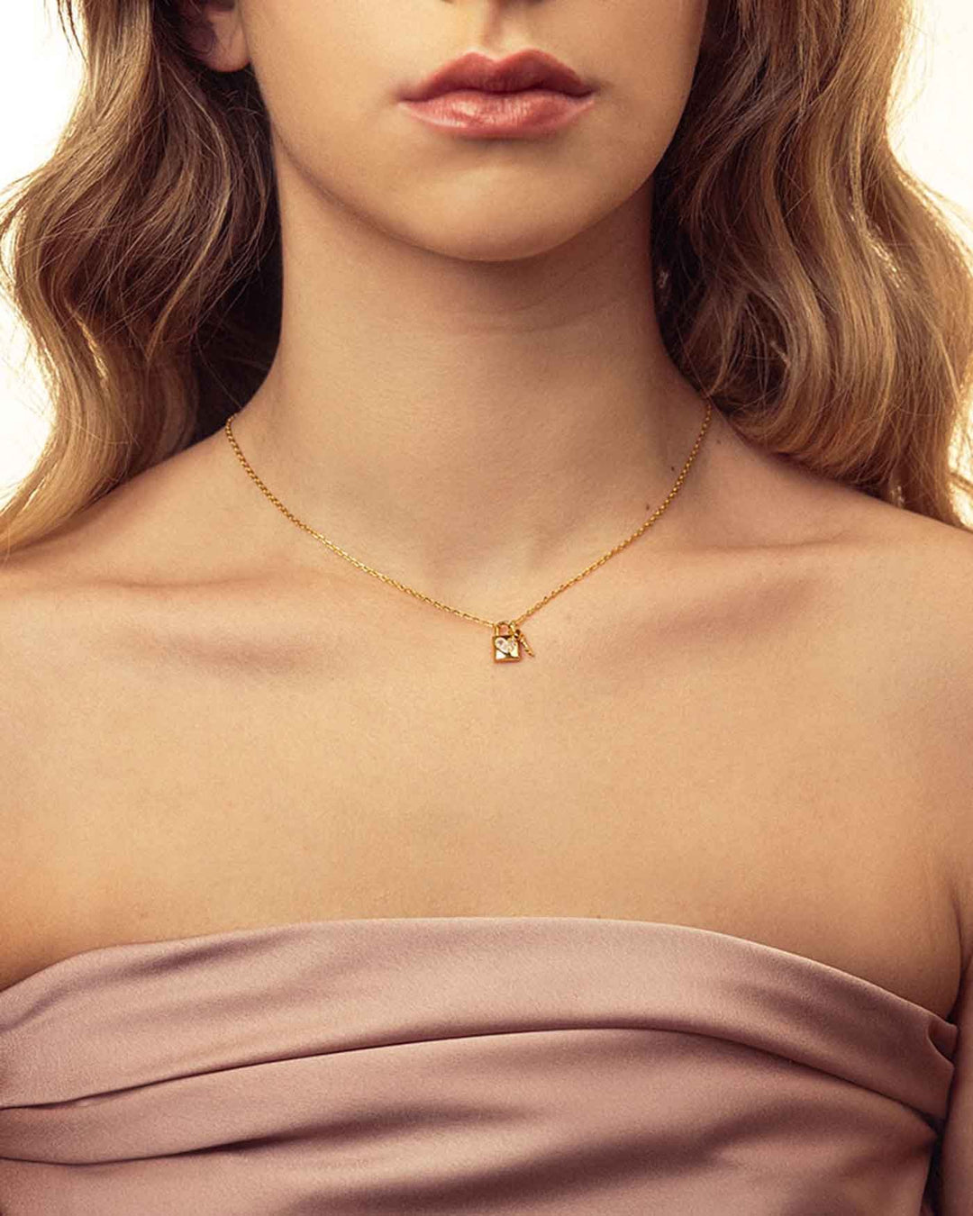 collana heartlock placcata oro indossata su modella