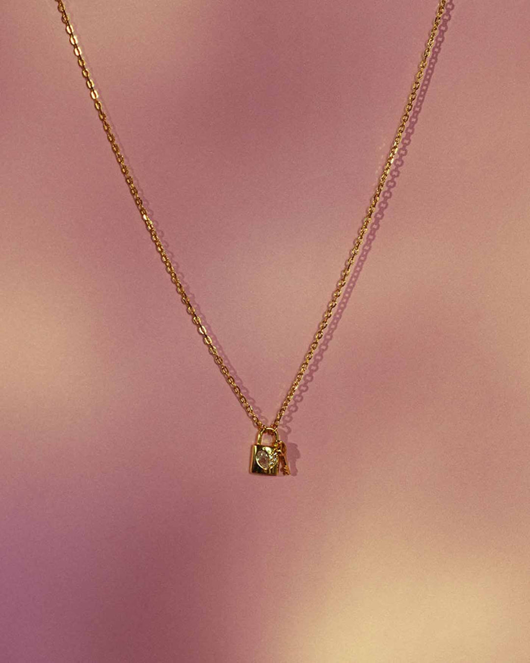 collana heartlock placcata oro su sfondo rosa