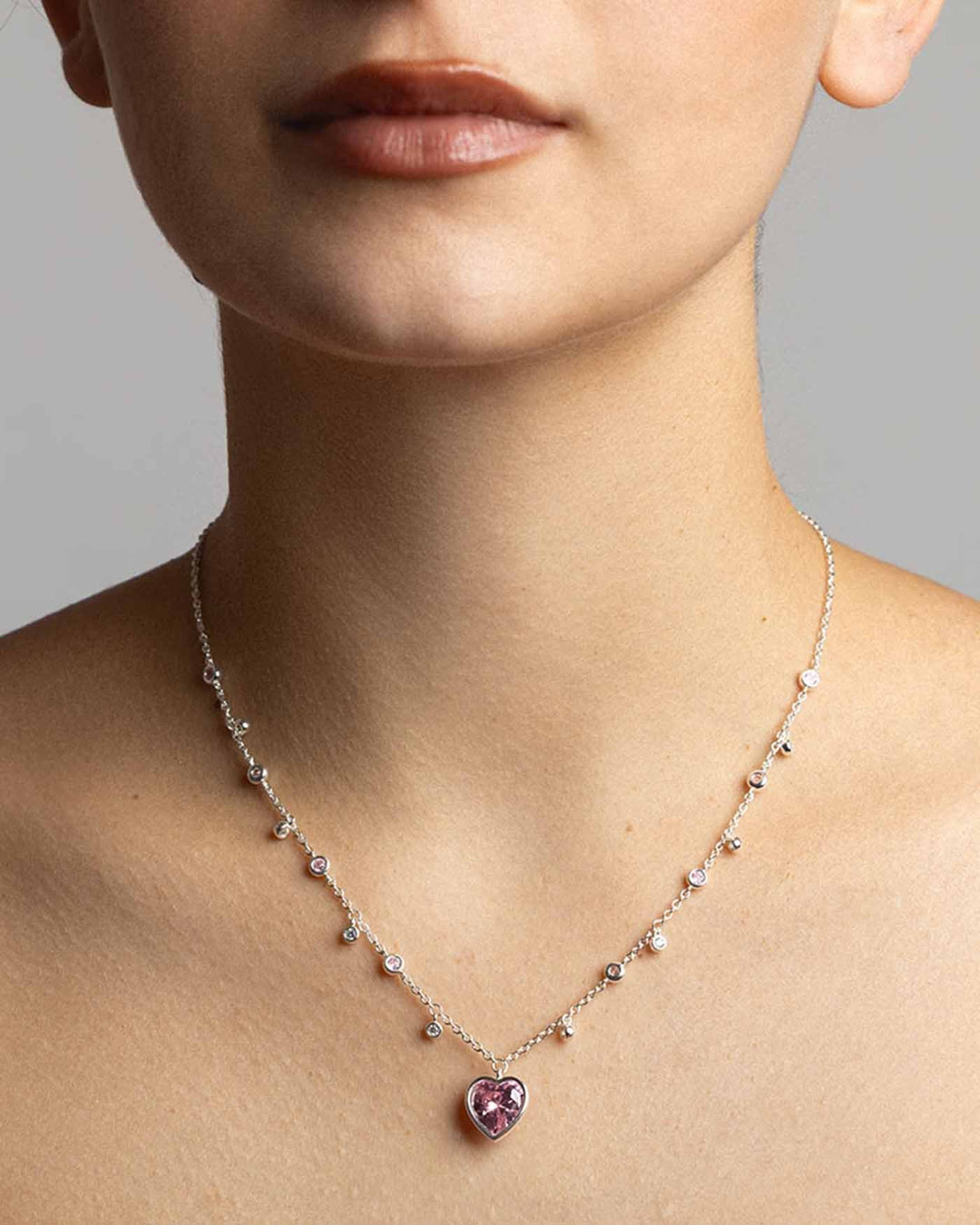collana heartly argento indossata