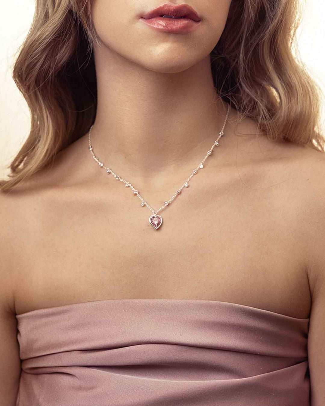 collana heartly argento indossata su modella