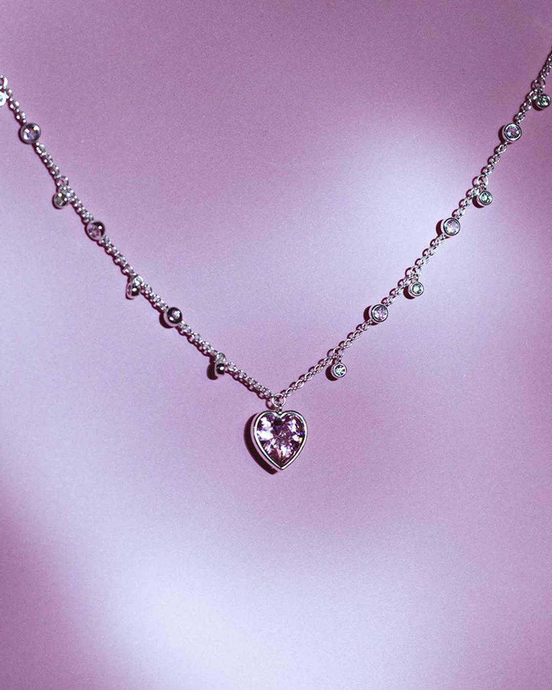 collana heartly argento su sfondo rosa