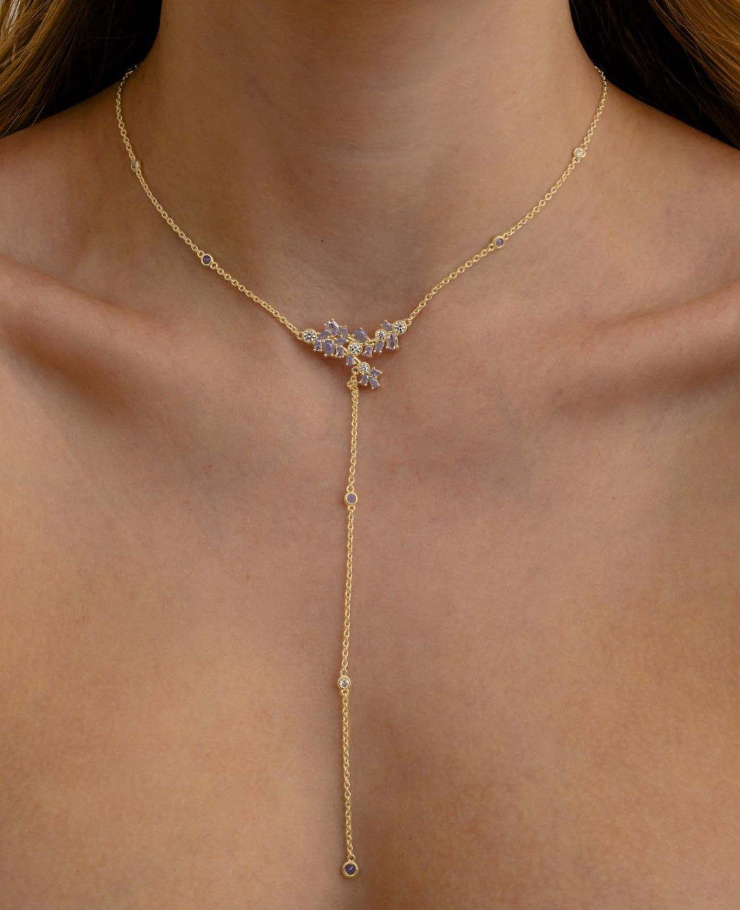 close up indossato collana lavanda