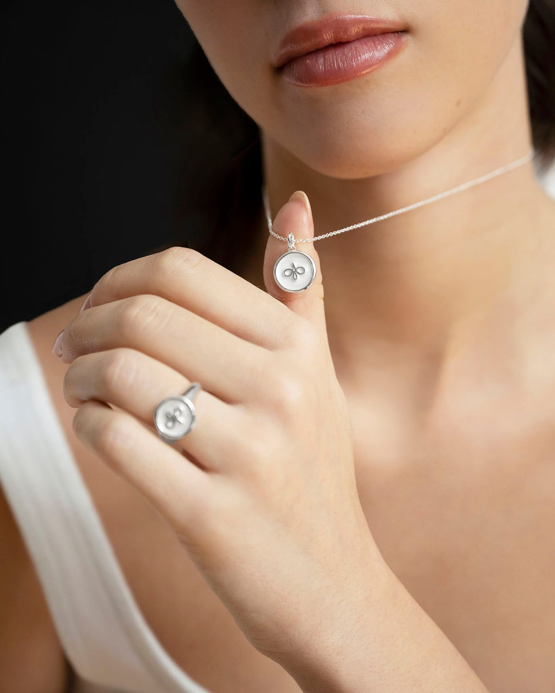 collana logo argento abbinata all'anello logo