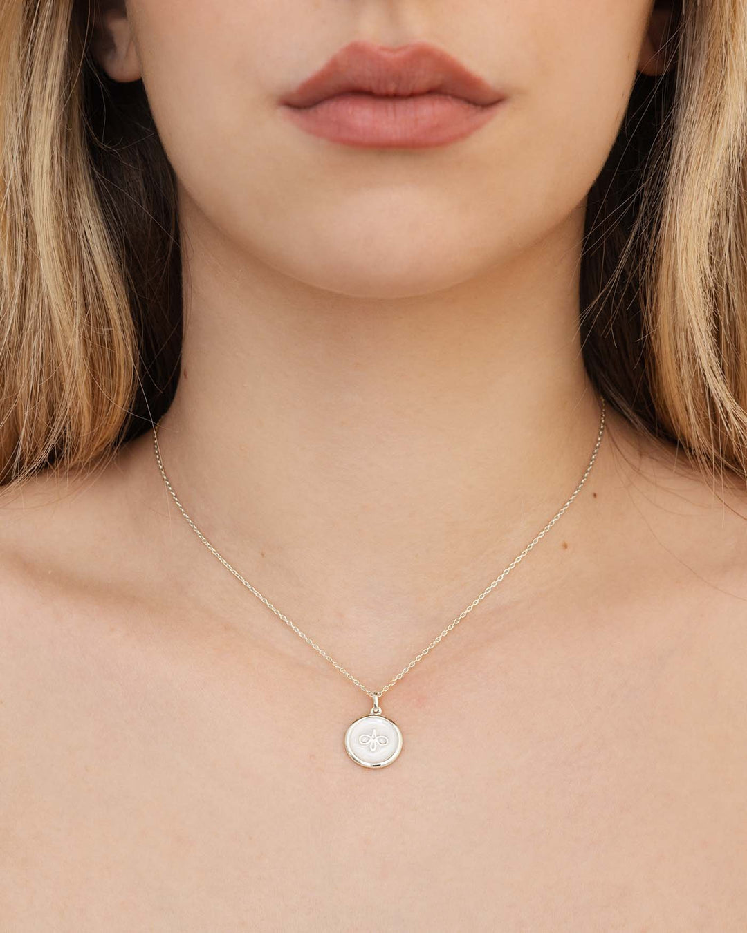 collana logo argento indossata