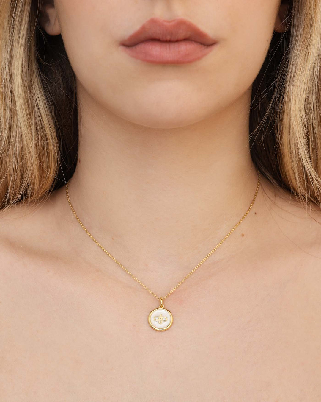 collana logo placcata oro indossata
