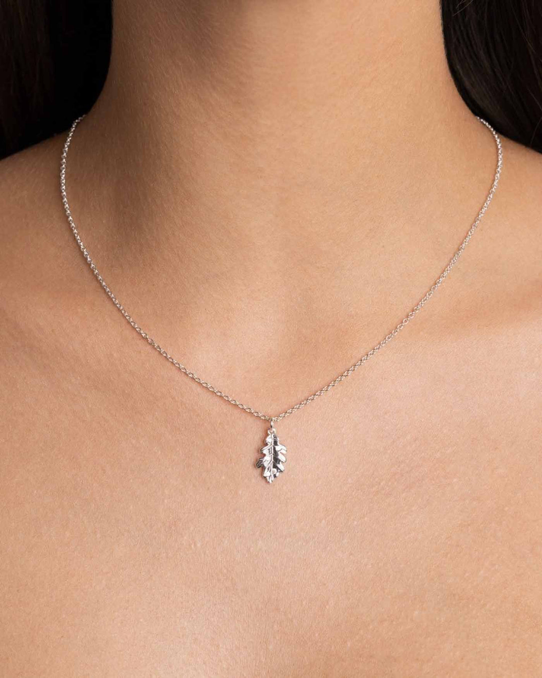 close up della collana oak argento indossata
