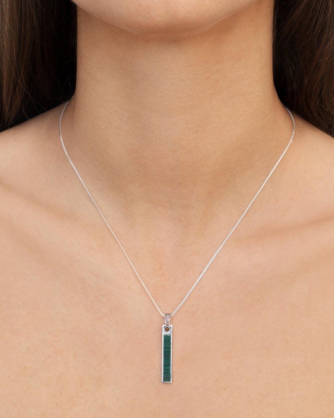 close up della collana oasis argento indossata