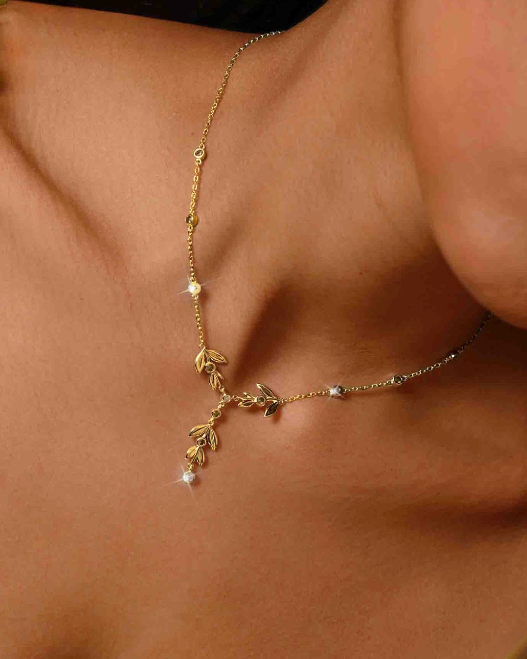 modella indossa collana olea