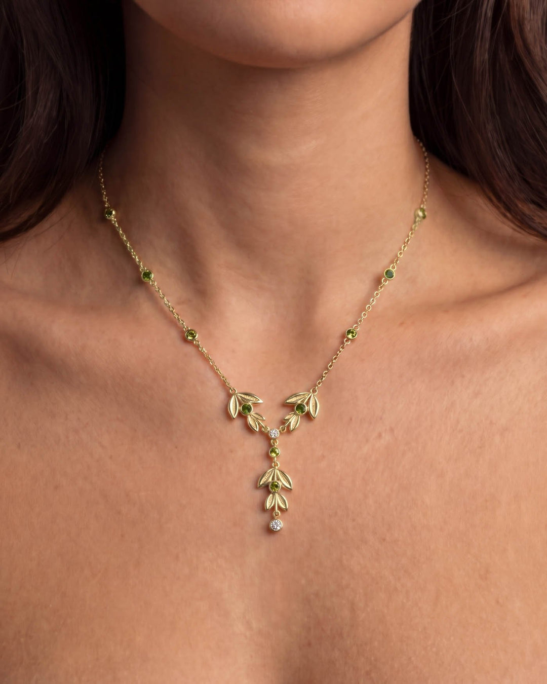 close up indossato collana olea