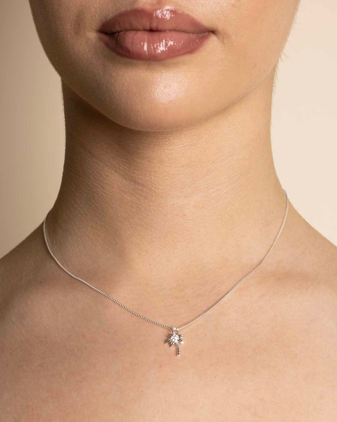 collana palma argento indossata