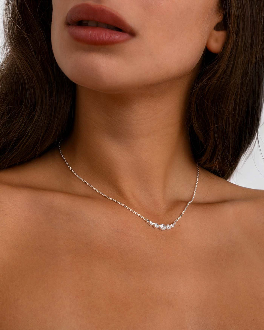 modella indossa collana party argento