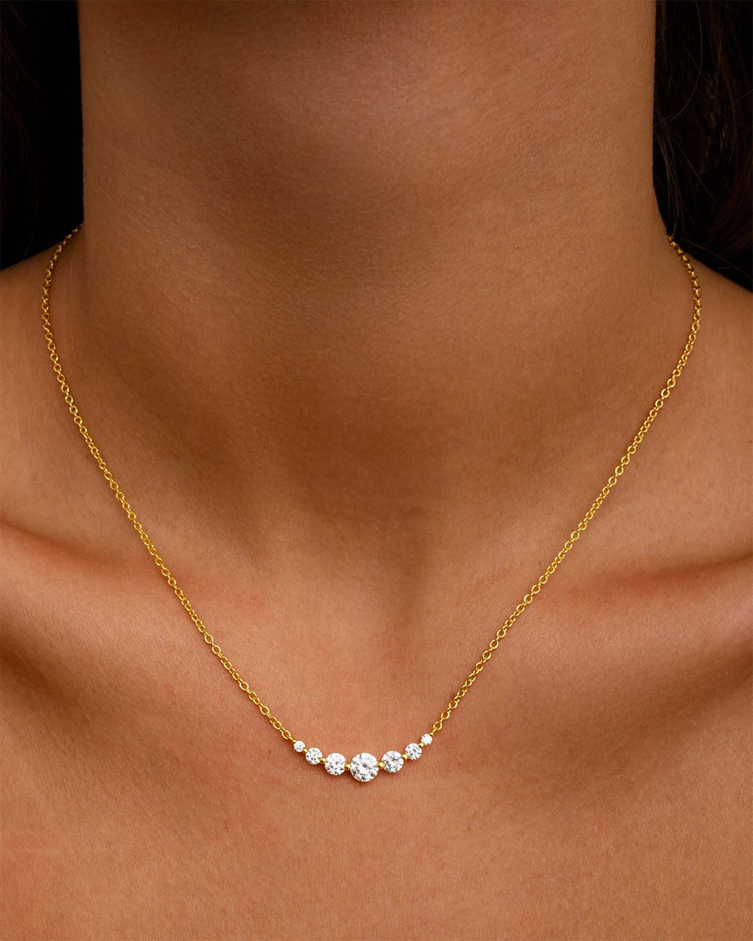 close up modella indossa collana party oro