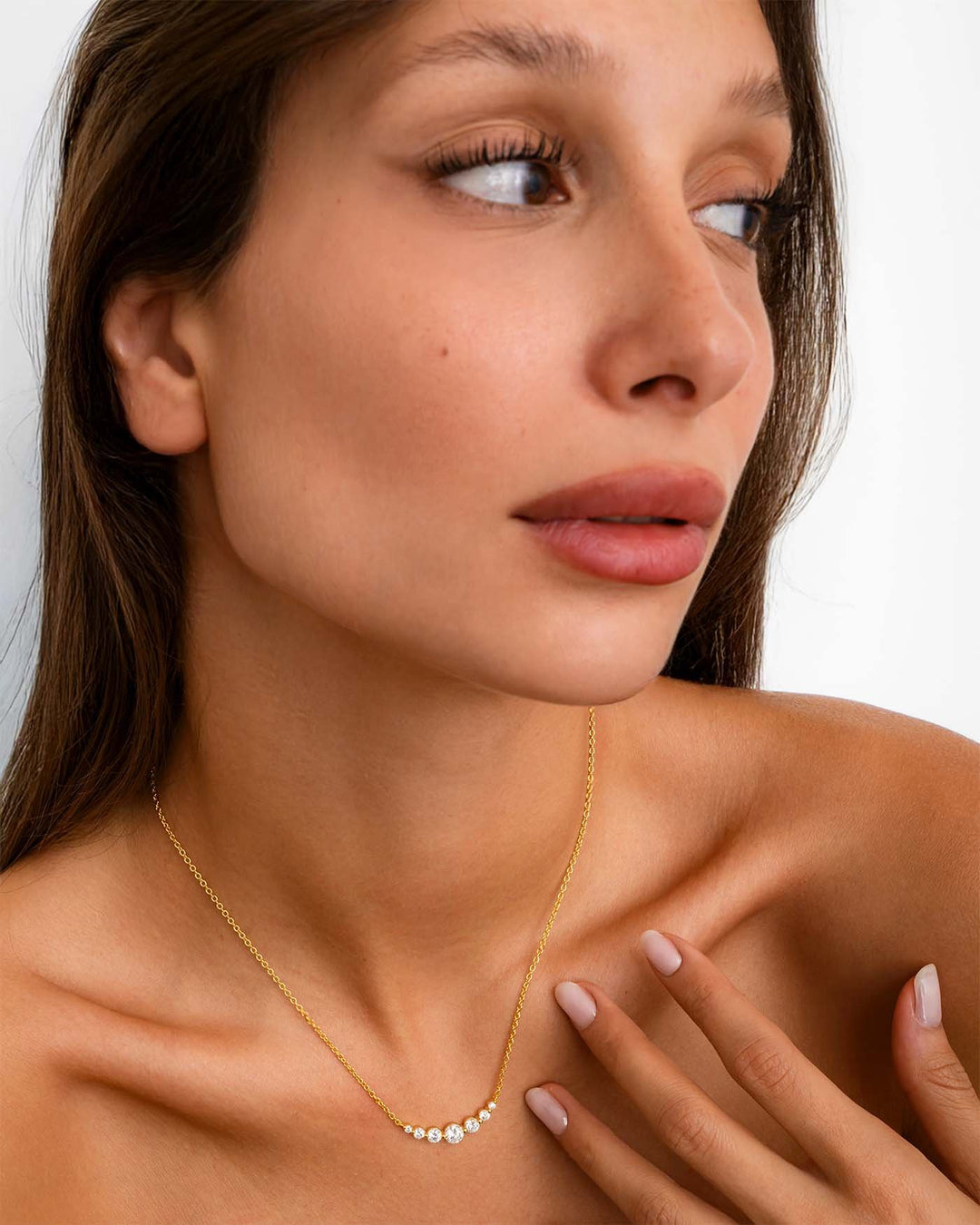 modella indossa collana party oro