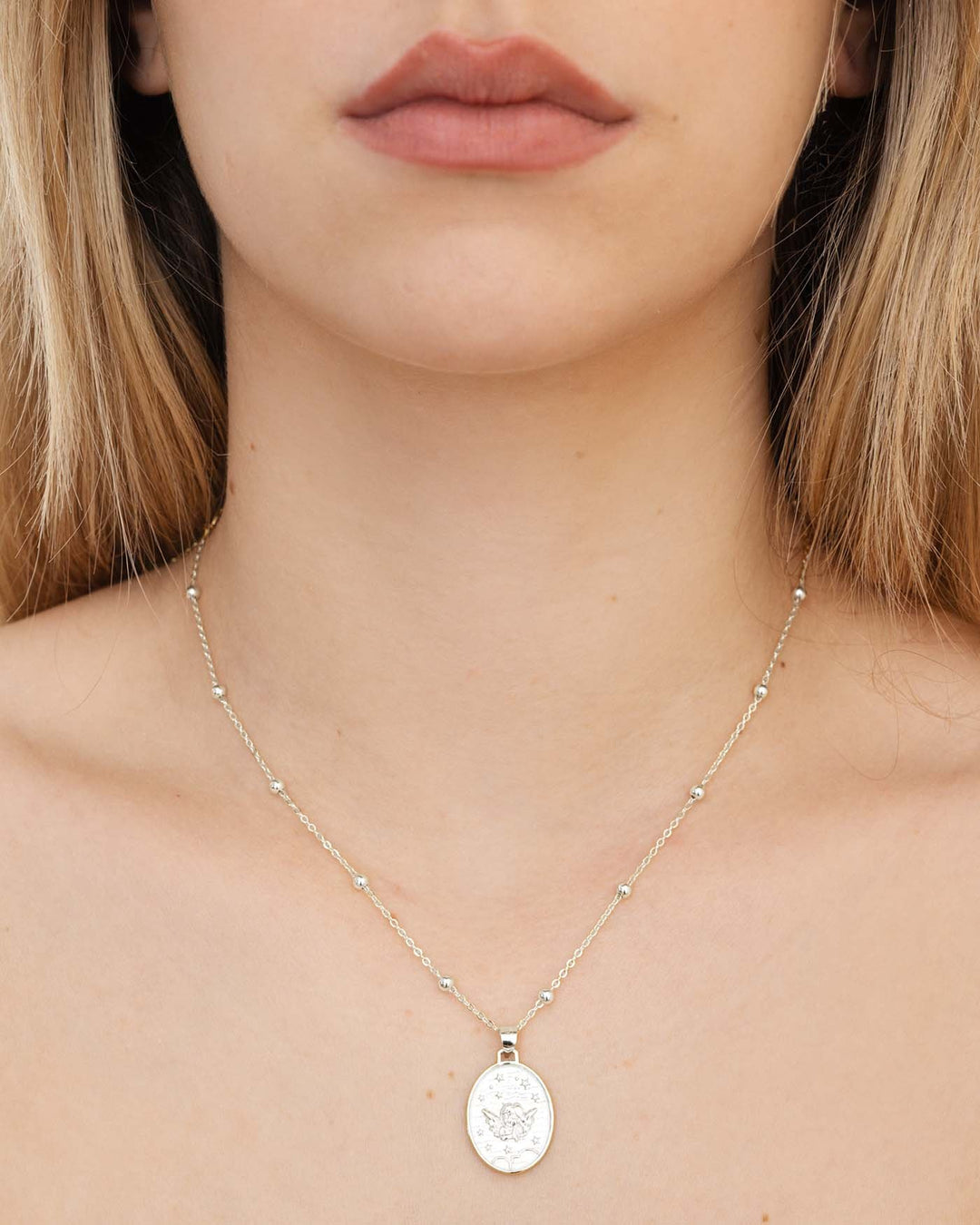collana pendente ovale argento indossata