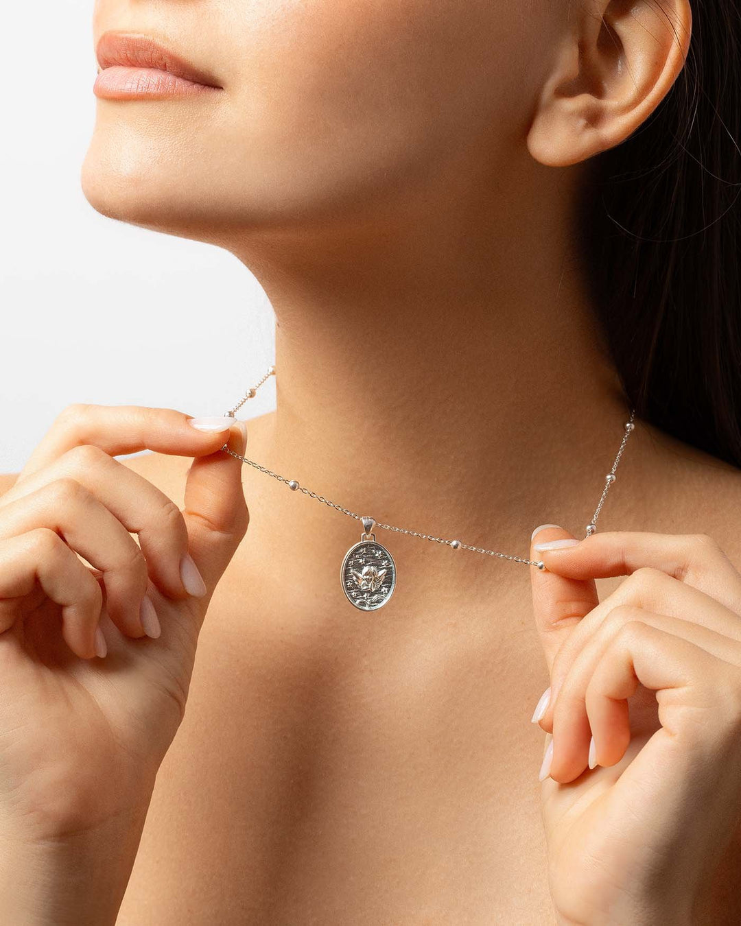 collana pendente ovale argento indossata su modella