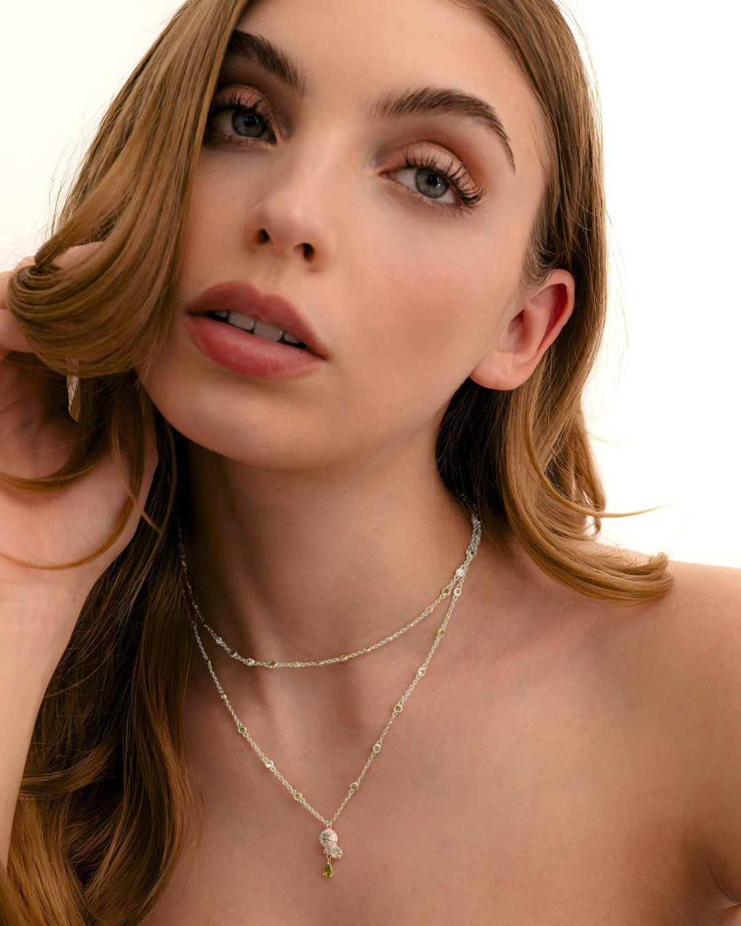 modella indossa collana peonia