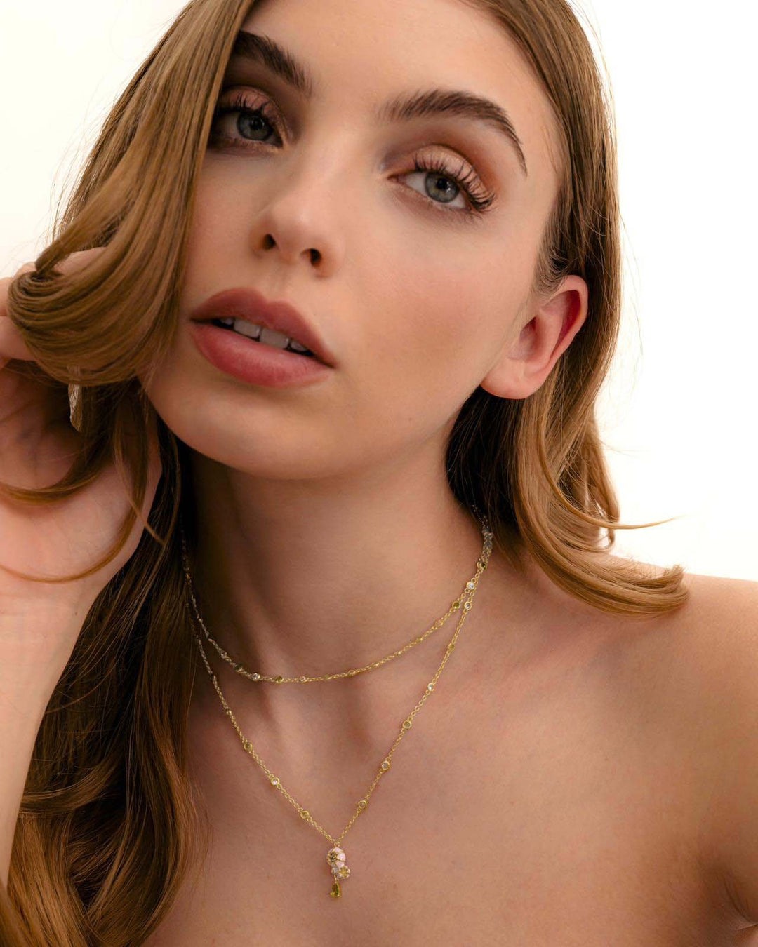 modella indossa collana peonia