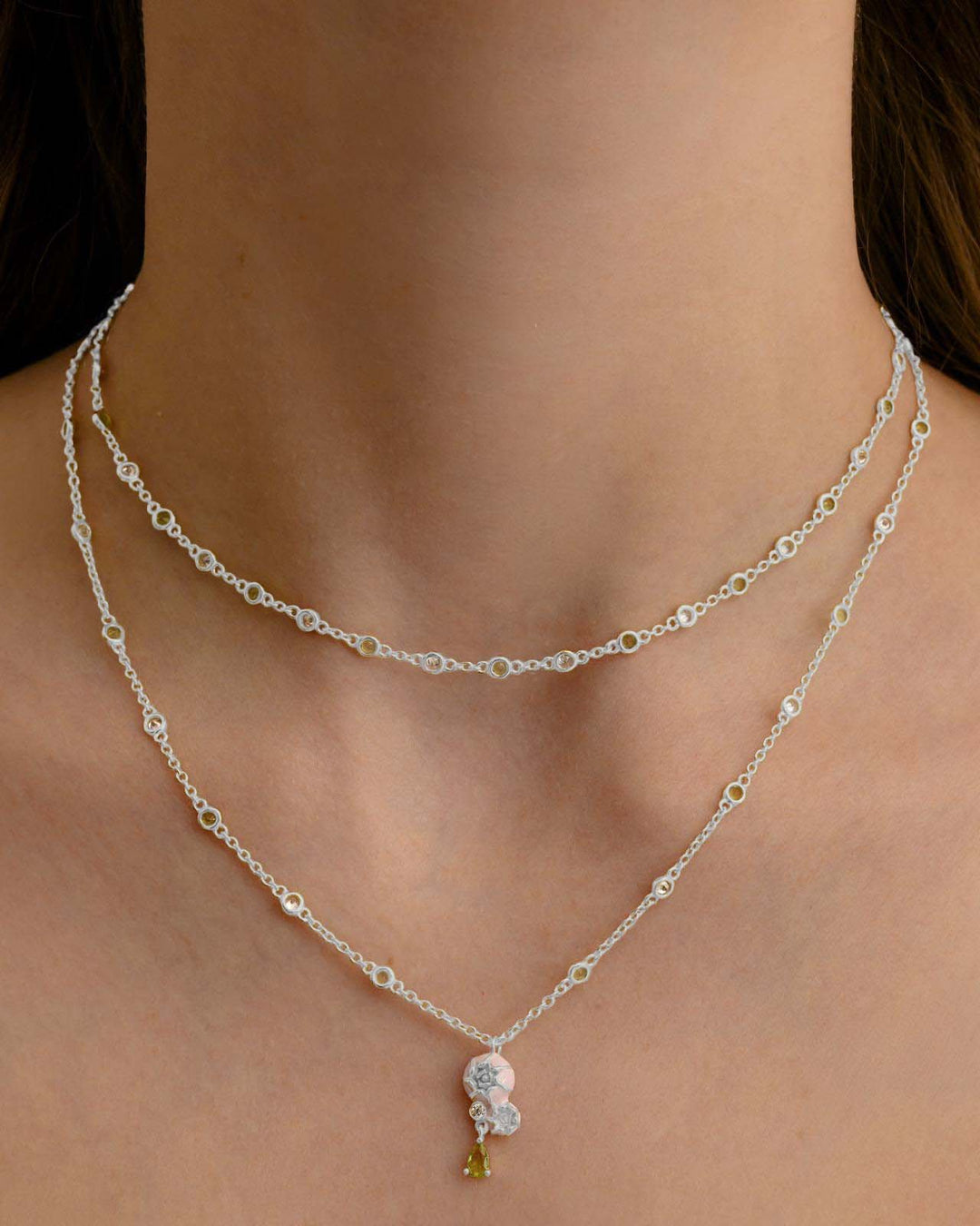 close up indossato collana peonia