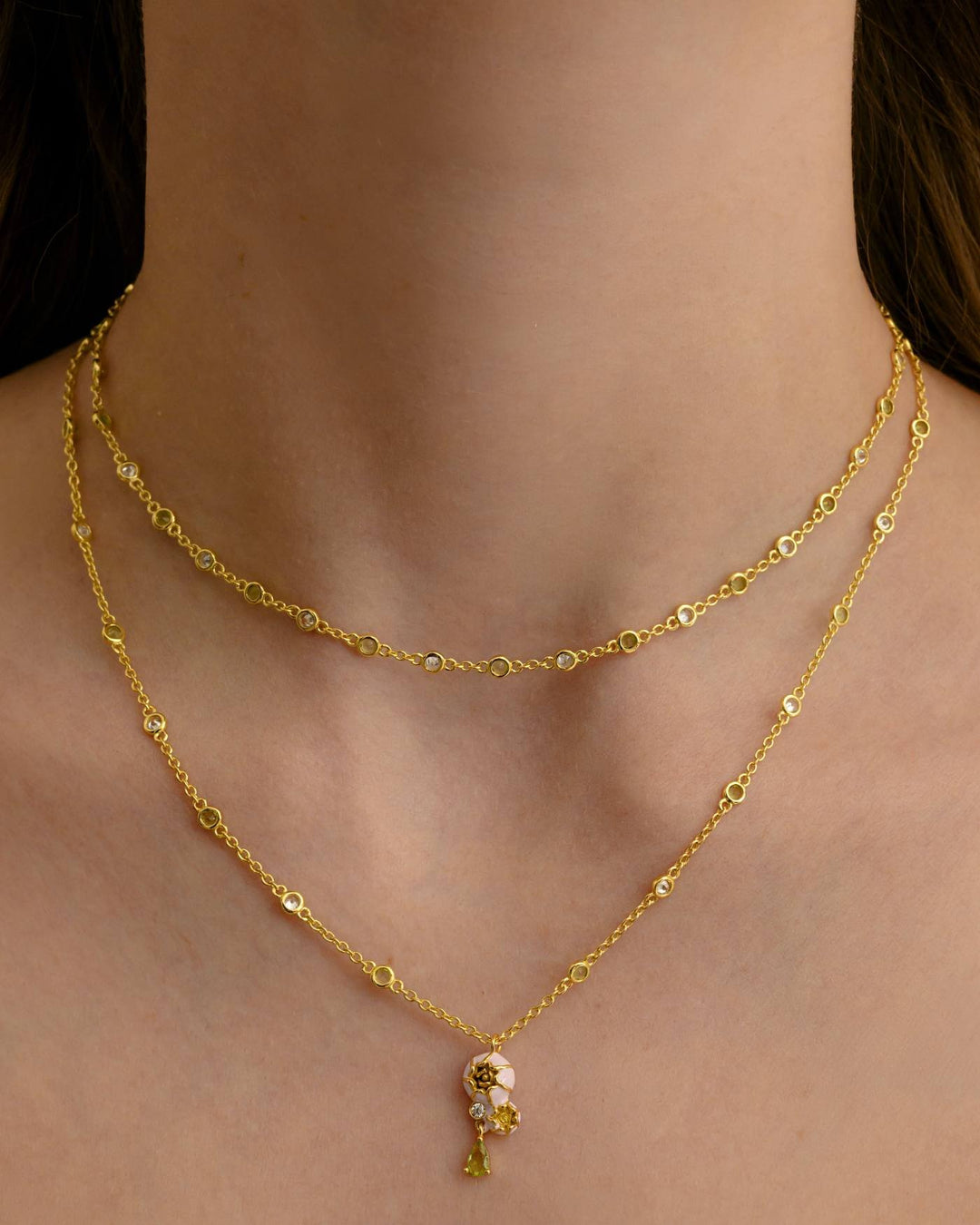 close up indossato collana peonia