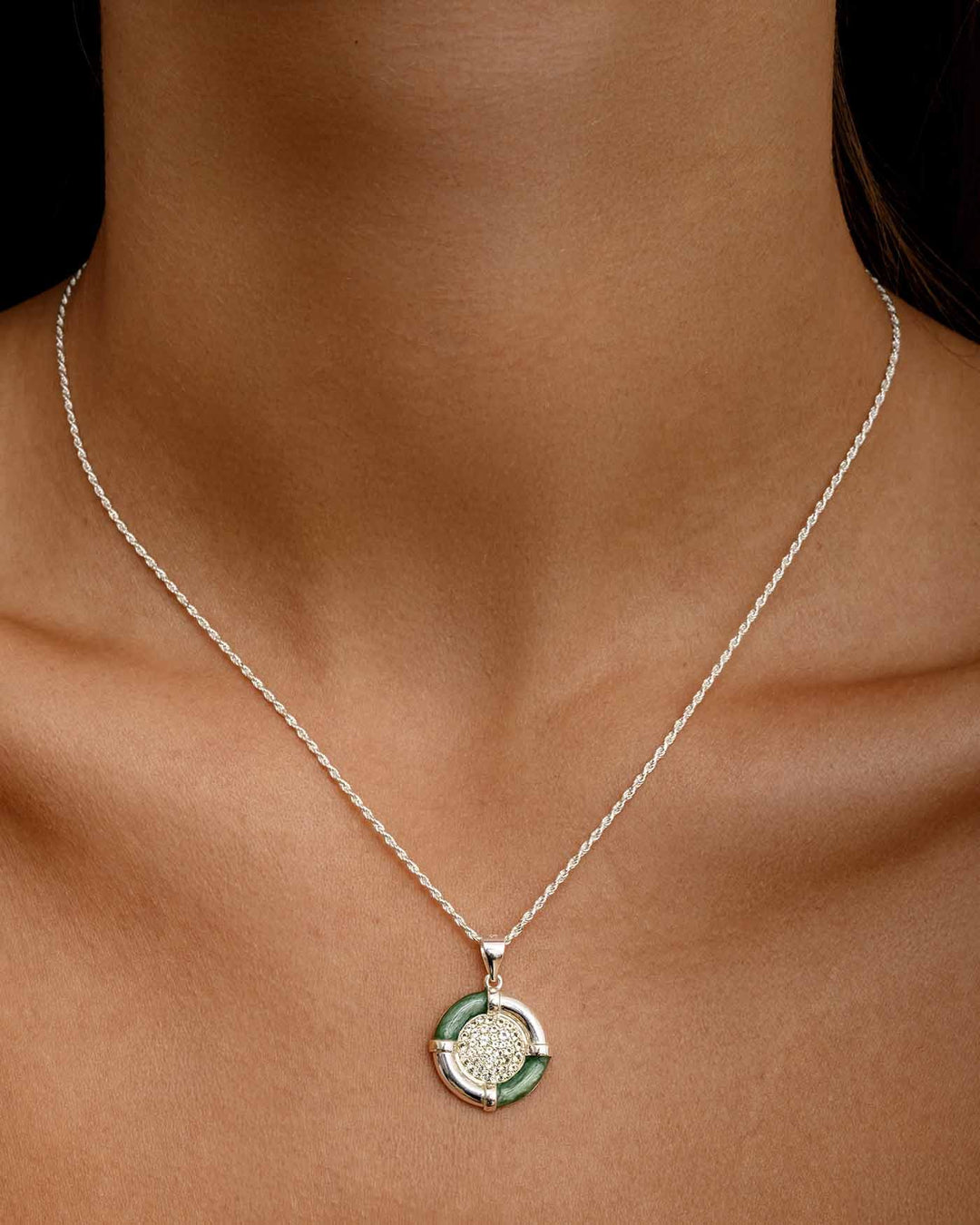 close up indossato collana retro