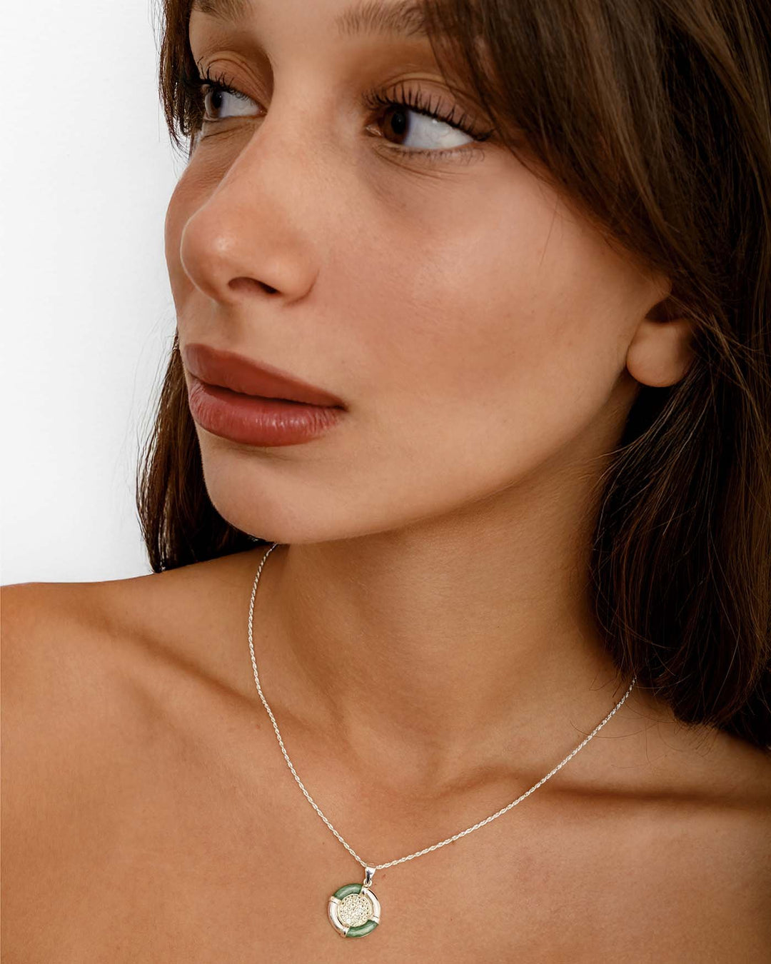 modella indossa collana retro argento