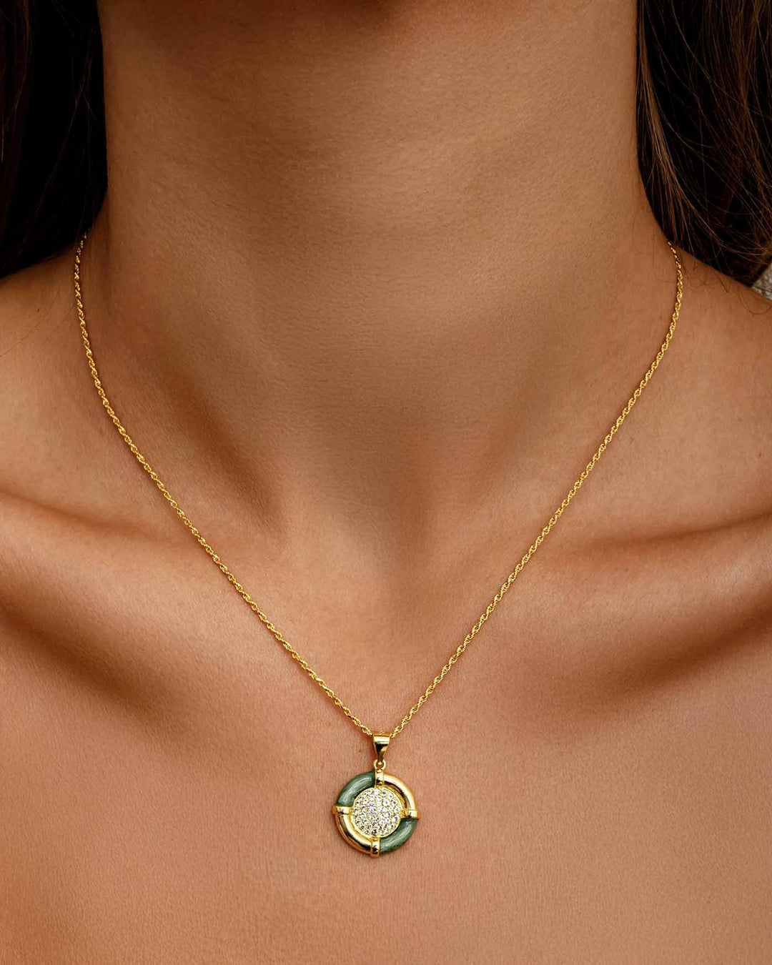 close up indossato collana retro oro