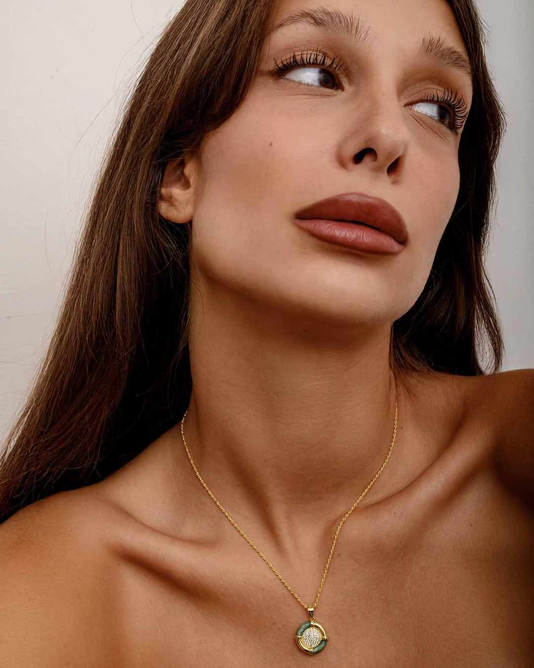 modella indossa collana retro oro