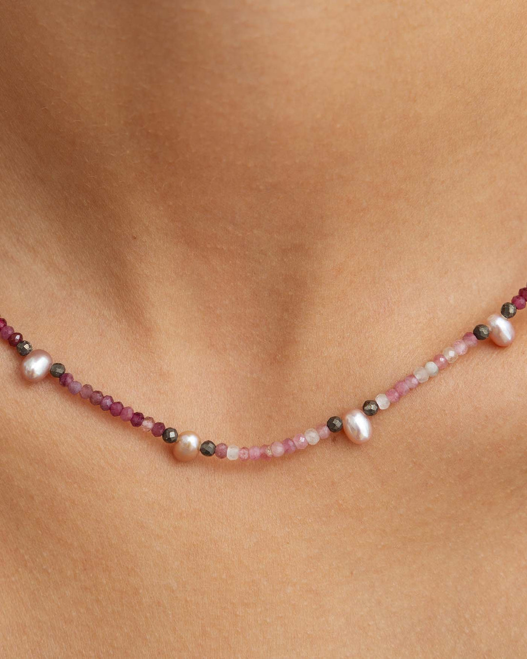 dettaglio della collana rosewood argento indossata