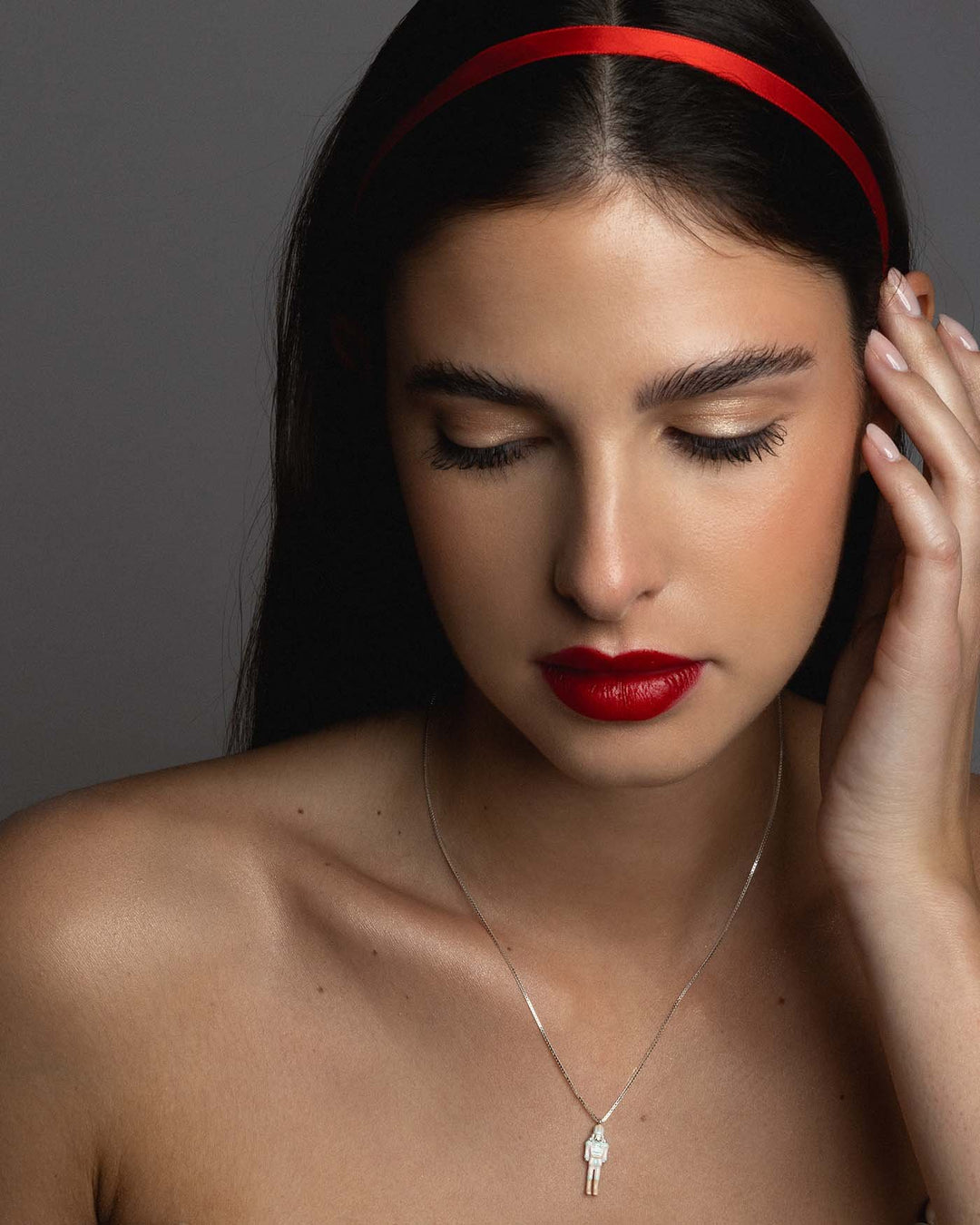 collana schiaccianoci argento indossata su modella