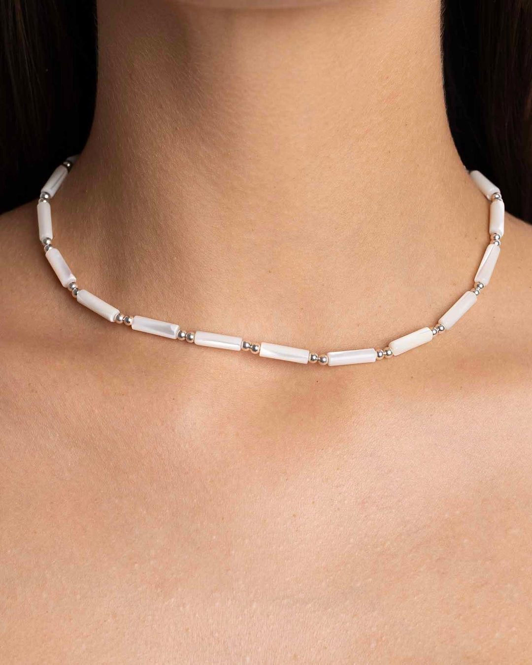 collana con perle di conchiglia cilindriche in argento