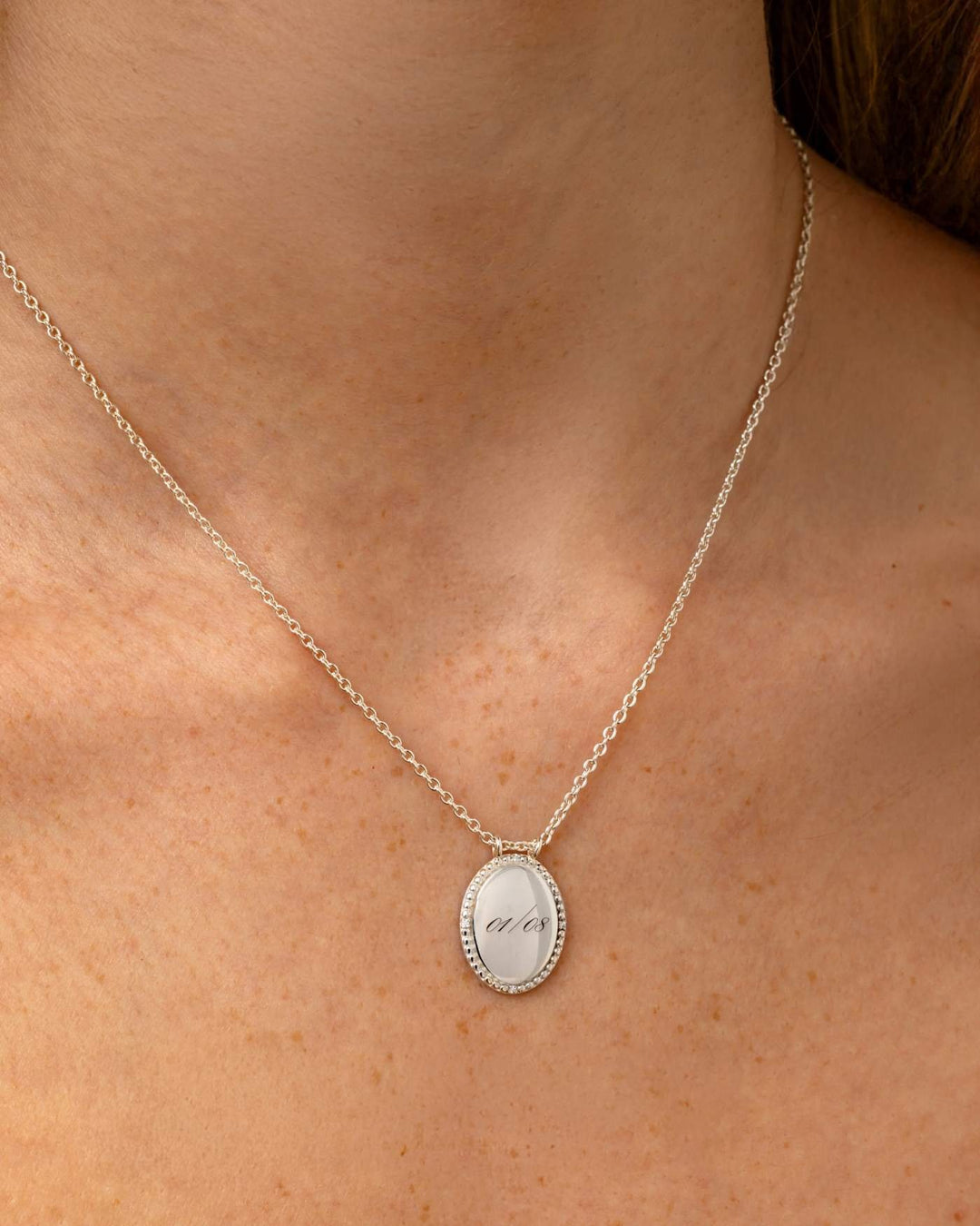 close up indossato collana con pendente personalizzabile con incisione argento