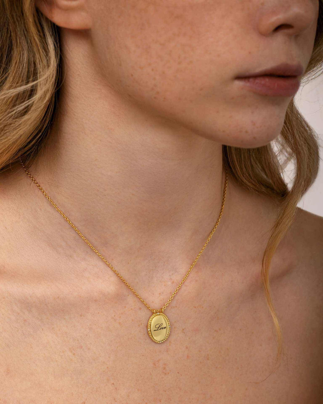 close up indossato collana con pendente personalizzabile con incisione oro