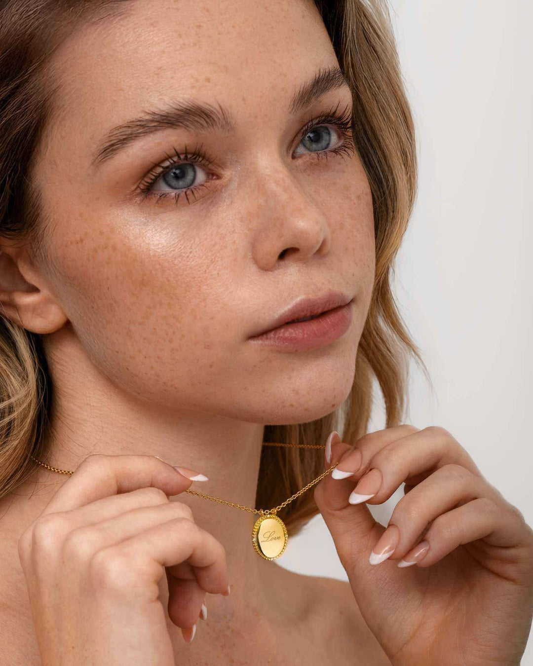 indossato collana con pendente personalizzabile con incisione oro