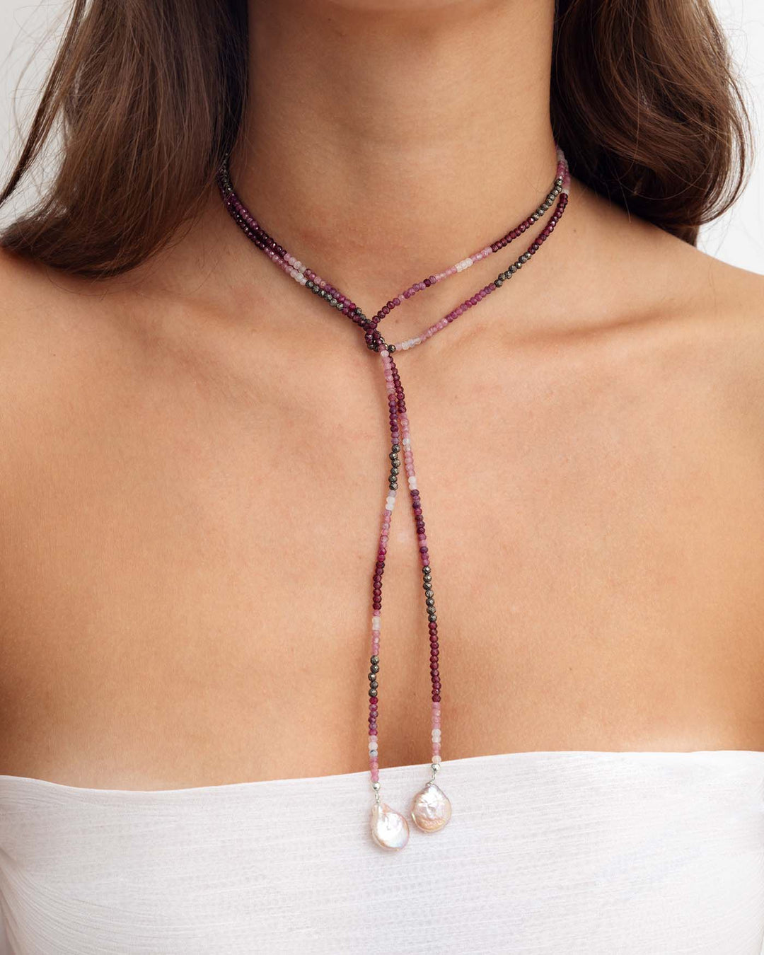 close up della collana lariat vinea argento indossata